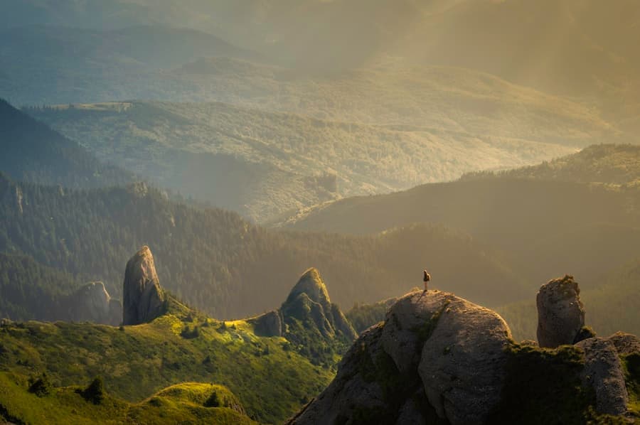 Paisaje sereno al amanecer como metáfora de duelo y esperanza