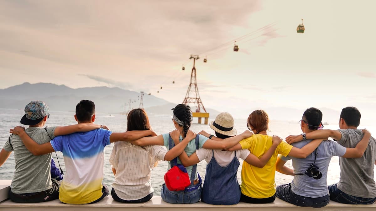 Grupo de personas conversando en un ambiente cálido y acogedor