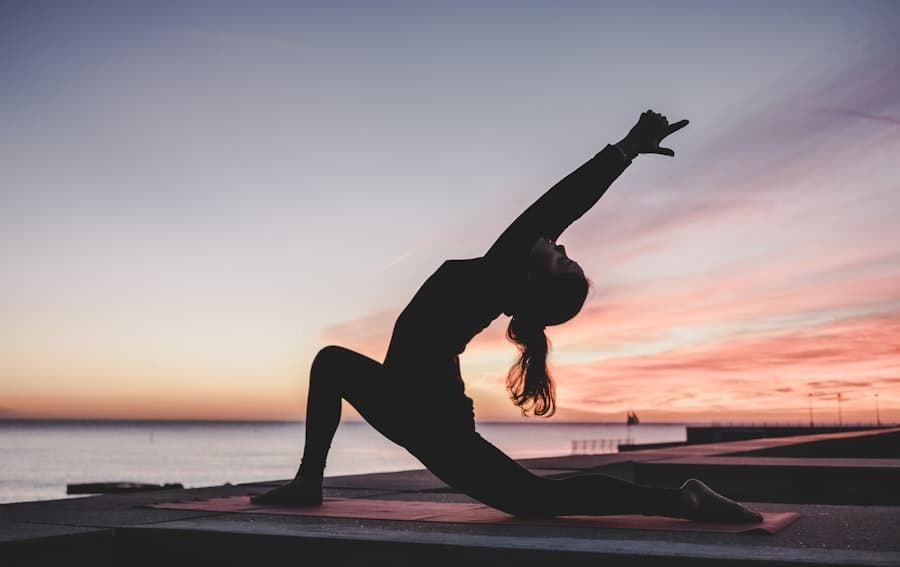 Persona en postura de descanso o meditación ligera en un entorno tranquilo